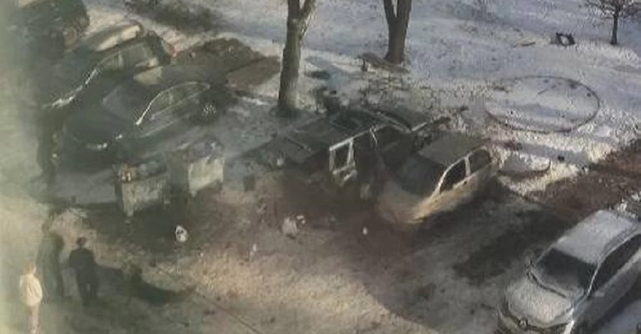 В Киеве возле жилых домов взорвался внедорожник, есть травмированные