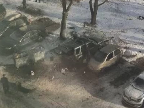 В Києві біля житлових будинків вибухнув позашляховик, є травмовані