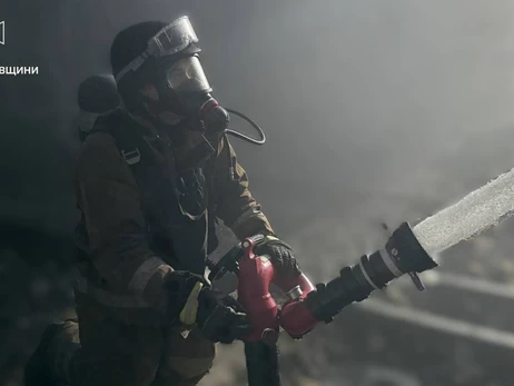 На Полтавщине ночью РФ повредила здание и склад предприятия, а в Чернигове – более сотни автомобилей и дома