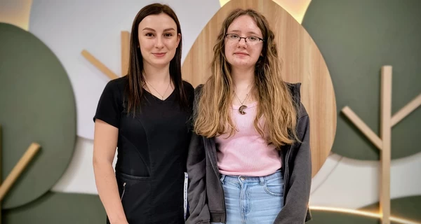 Школьница со Львовщины неделю ходила с иголкой, которую случайно загнала в руку из-за отключения света