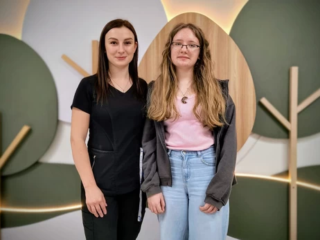 Школьница со Львовщины неделю ходила с иголкой, которую случайно загнала в руку из-за отключения света