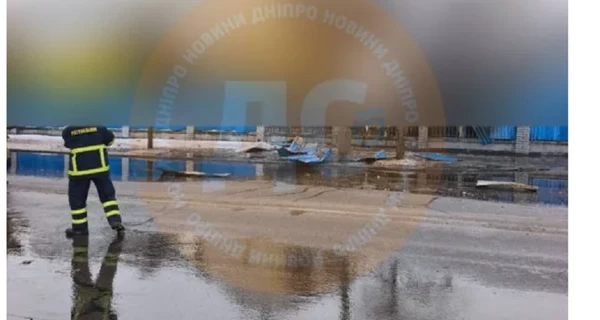 В результате дроновой атаки РФ на Днепр на дороги вылились 300 тонн масла