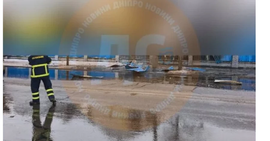 Внаслідок атаки РФ на Дніпро на дороги вилилося 300 тонн соняшникової олії