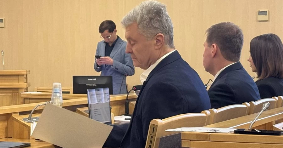 Порошенко оспаривает санкции - суд перенесли из-за неявки представительницы президента