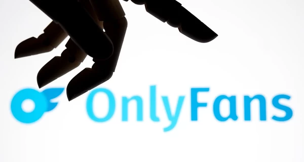 США начали выдавать моделям OnlyFans визы талантов 