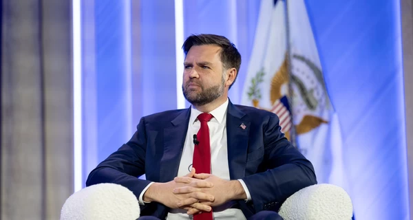 В США мужчина с молотком напал на дом Джей Ди Вэнса 