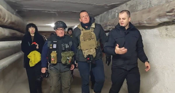 Говард Баффет посетил подземную больницу Херсона и детский праздник