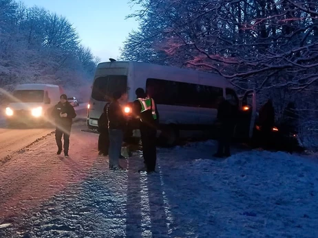 На Харківщині авто врізалось в автобус з пасажирами – постраждали 18 людей