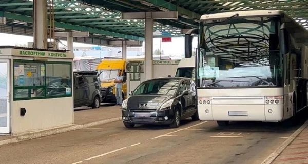 Перевозчик, на автобусе которого ехал итальянский фанат Путина, отказался везти его назад