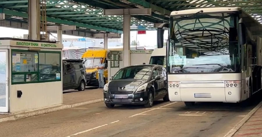 Перевізник, на автобусі якого їхав італійський фанат Путіна, відмовився везти чоловіка назад