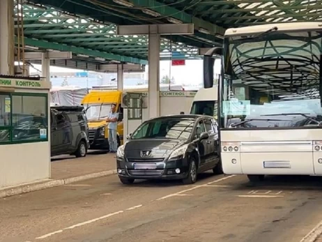 Перевізник, на автобусі якого їхав італійський фанат Путіна, відмовився везти чоловіка назад