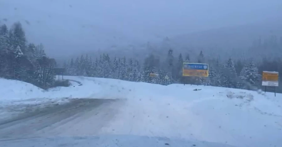 Снег засыпает Львовщину, а улицы Киева превратились в каток - коммунальщики борются с непогодой