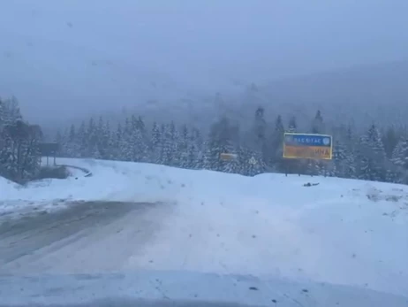 Снег засыпает Львовщину, а улицы Киева превратились в каток - коммунальщики борются с непогодой