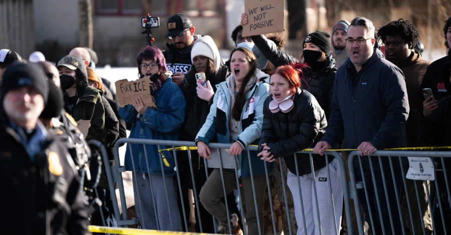 У  Міннеаполісі після вбивства агентом ICE жінки почались протести, Трамп підтримав дії правоохоронця