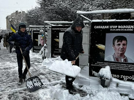 Мэр Франковска Марцинкив убирал снег лопатой в центре города