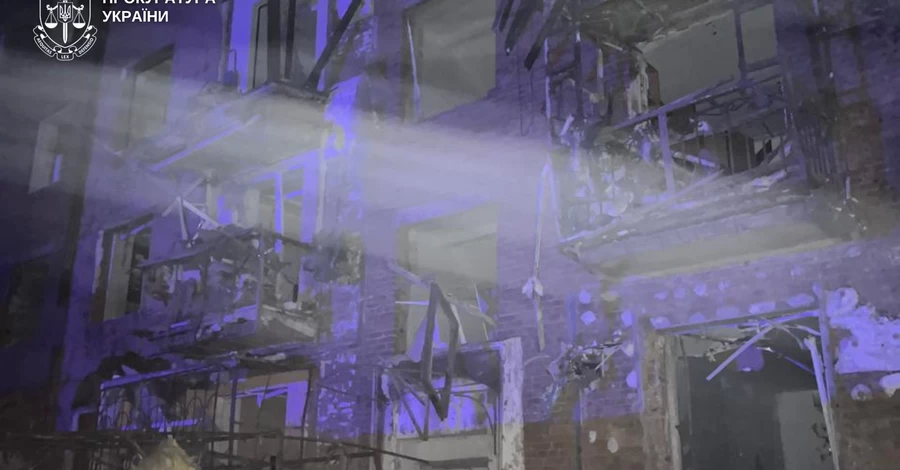 У Кривому Розі кількість постраждалих через ракетний удар зросла до 17, рятувальники продовжують розбір завалів