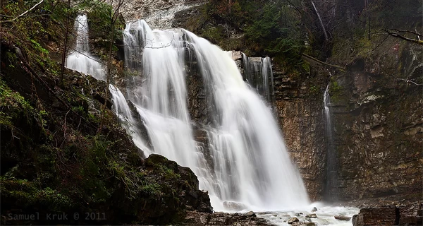 На Прикарпатті замерз 20-метровий Манявський водоспад
