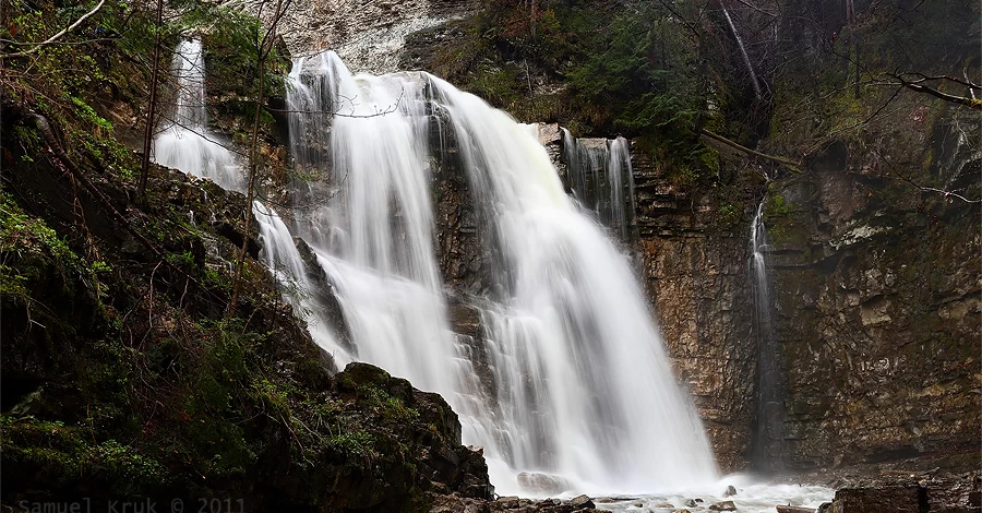 На Прикарпатті замерз 20-метровий Манявський водоспад