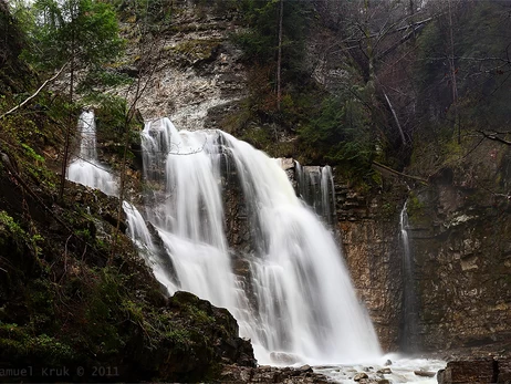 На Прикарпатті замерз 20-метровий Манявський водоспад