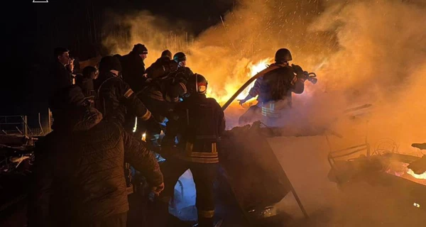 В результате российского удара по Киеву ранены четверо медиков, пятеро спасателей и полицейский