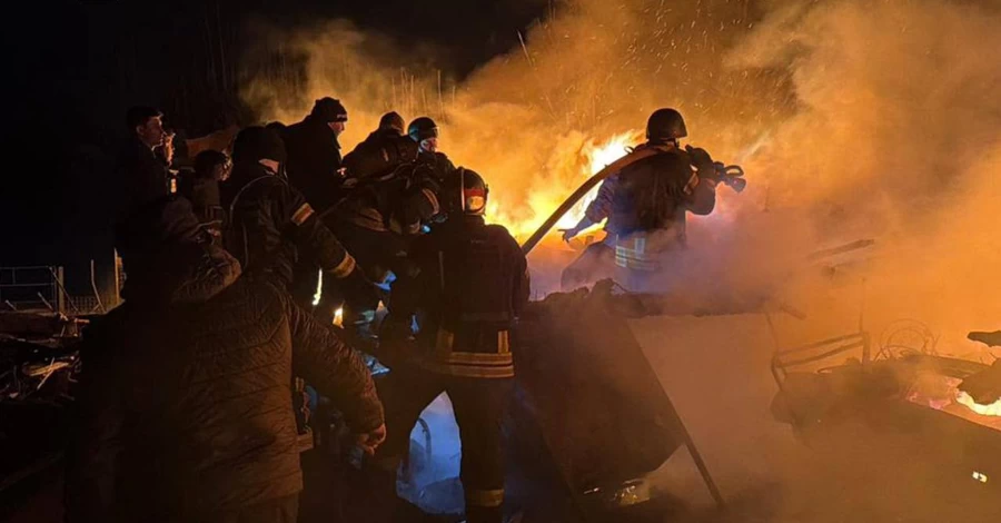 Внаслідок російського удару по Києву поранені четверо медиків, п'ятеро рятувальників та поліцейський