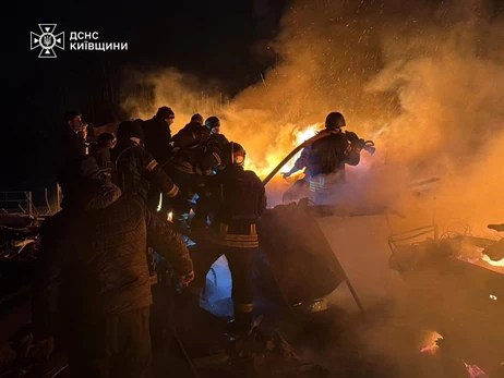 Внаслідок російського удару по Києву поранені четверо медиків, п'ятеро рятувальників та поліцейський