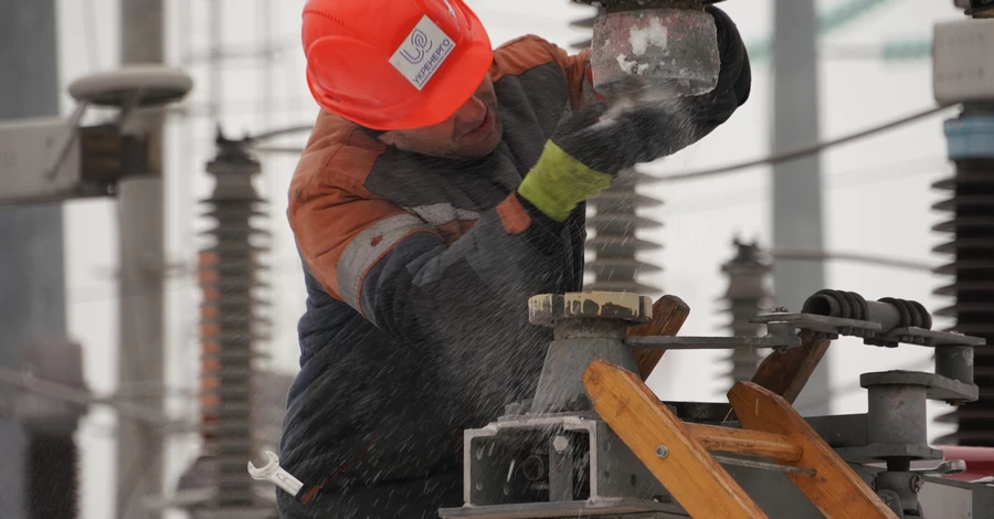 Непогода полностью или частично обесточила в Украине более тысячи населенных пунктов