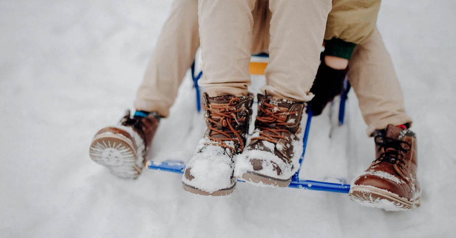 Как и сколько гулять с ребенком в мороз: полезные советы