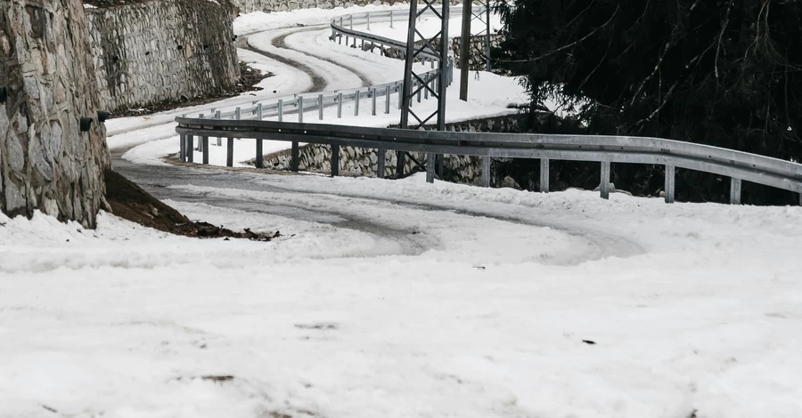 Чим найкраще посипати доріжки в ожеледь: сіль і пісок не підходять