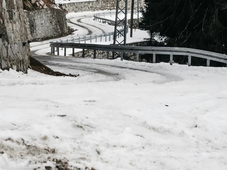 Чем лучше посыпать дорожки в гололед: соль и песок не подходят