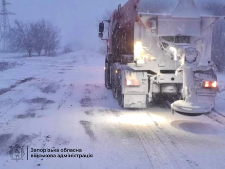 На Запорожье ветер повалил опоры антидроновых тоннелей