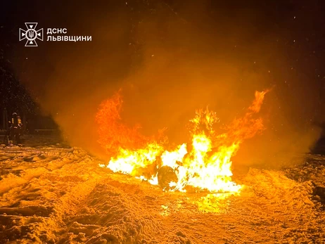 Во Львове в пятиэтажном доме раздался взрыв и произошел масштабный пожар