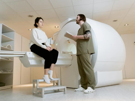 МРТ без міфів: кому вона потрібна, чим відрізняється від КТ і коли її справді варто робити