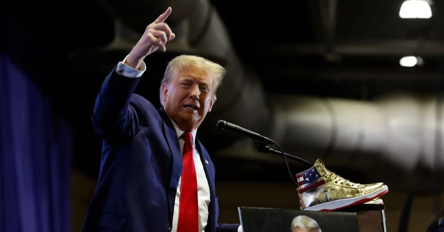 Трамп в Мичигане обругал рабочего завода Ford и показал ему 