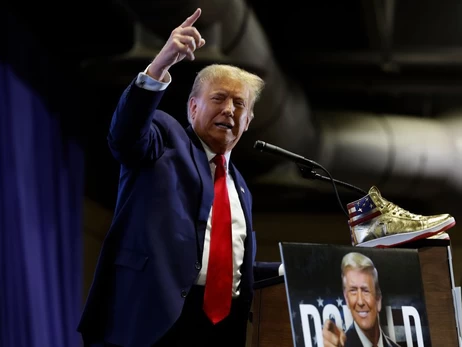 Трамп у Мічігані облаяв робітника заводу Ford і показав йому «середній палець» 