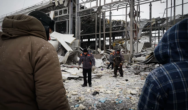 Зруйнований склад Нової пошти у Харкові після удару росіян