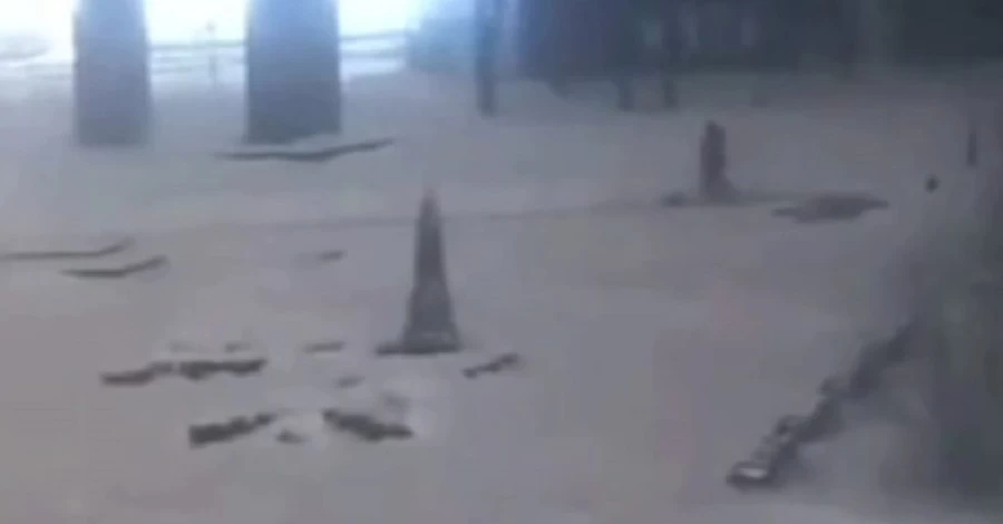 Продовжив чистити сніг під час «прильоту»: львівський комунальник став героєм соцмереж