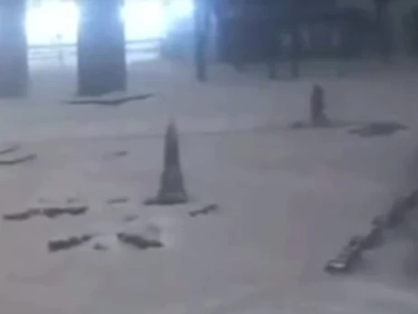 Продолжил чистить снег во время «прилета»: львовский коммунальщик стал героем соцсетей