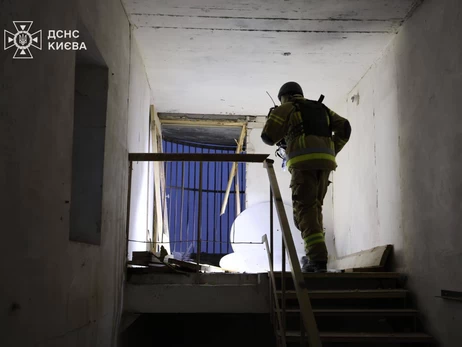 У Києві уламки дрона впали на 15-поверховий житловий будинок