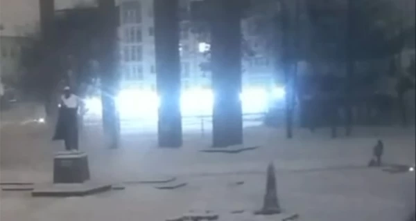 Садовий - комунальниці, що прибирала сніг під час вибуху дрону: Не знаю, чи то Вам дякувати, чи то Вас сварити