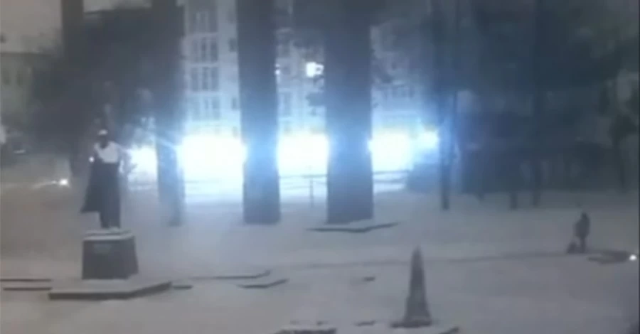 Садовий - комунальниці, що прибирала сніг під час вибуху дрону: Не знаю, чи то Вам дякувати, чи то Вас сварити