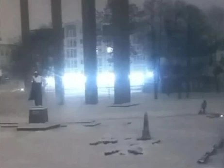 Садовый - коммунальщице, убиравшей снег под взрыв дрона: Не знаю, то ли вас благодарить, то ли вас ругать