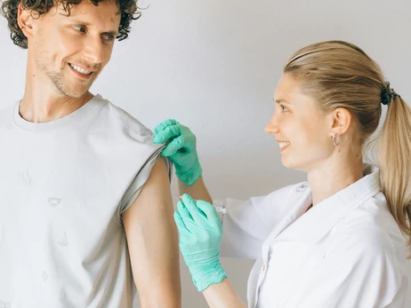 Календарь прививок для взрослых: от дифтерии каждые 10 лет, а от гриппа каждый год