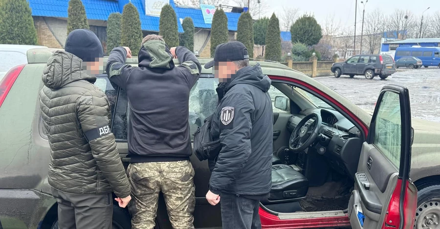 На Донеччині затримали військового, який торгував зброєю – у нього знайшли понад 500 дронів