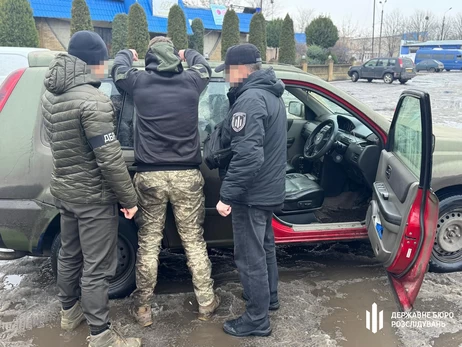 На Донеччині затримали військового, який торгував зброєю – у нього знайшли понад 500 дронів