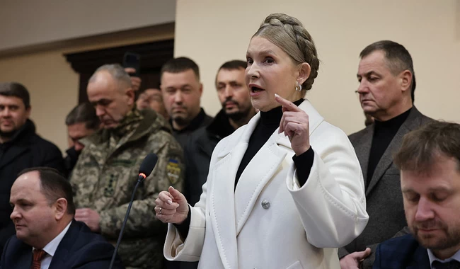 Тимошенко з чоловіком прибула до суду, де їй обиратимуть запобіжний захист
