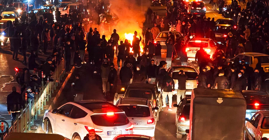 Посольство України в Ірані тимчасово припинило роботу 