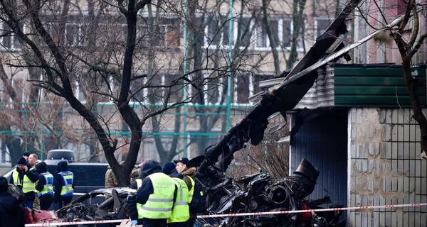 Украинцы чтят память жертв авиакатастрофы в Броварах, в которой погибло руководство МВД