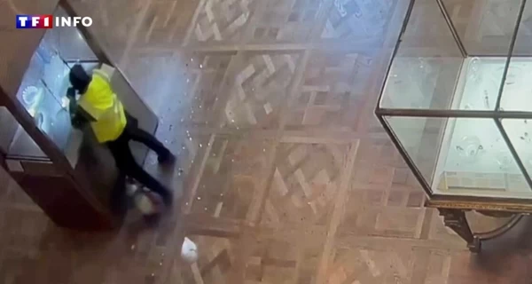 Французские телеканалы показали видео ограбления Лувра, на которых видно беспомощных охранников