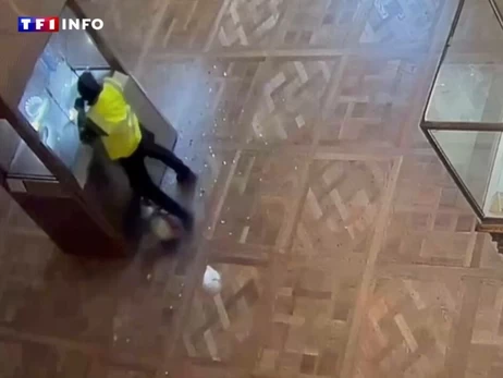 Французские телеканалы показали видео ограбления Лувра, на которых видно беспомощных охранников